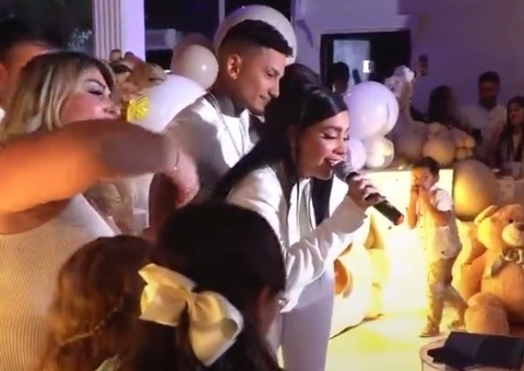 MC Mirella e Dynho Alves descobrem sexo de bebê em chá revelação com live