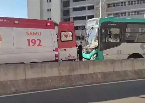 Idosa morre após motorista de ônibus frear bruscamente para evitar colisão