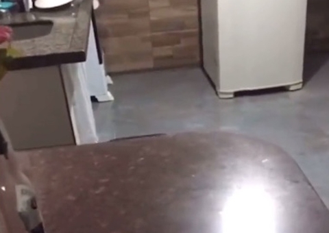 Mulher aluga casa e descobre que mesa foi feita com lápide; vídeo