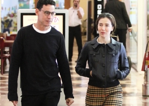 Marjorie Estiano faz rara aparição com namorado médico