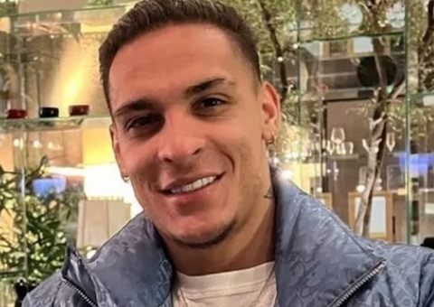 Jogador Antony presta depoimento após ser acusado de agressão por influencer