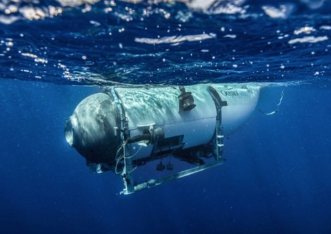 Destroços do submarino Titan são retirados do oceano; veja imagens