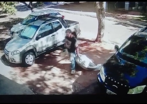 Vídeo mostra suspeito de estupro levando criança dentro de mala para apartamento