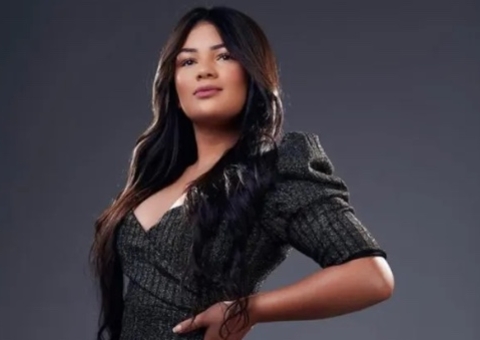 Cantora Vivi Araújo morre em acidente de carro aos 22 anos