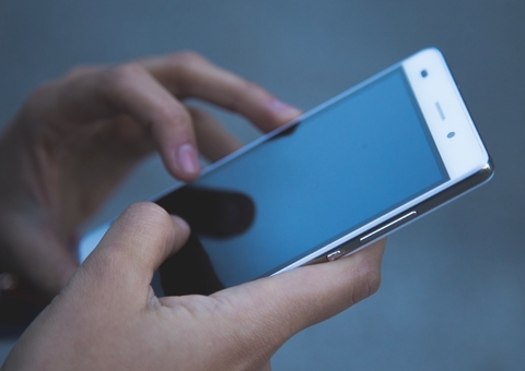 Mulher tem vídeo íntimo divulgado após emprestar celular para colega de trabalho