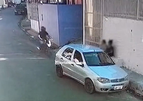 Em motocicleta, criminoso assalta moradores em plena luz do dia em Manaus; vídeo