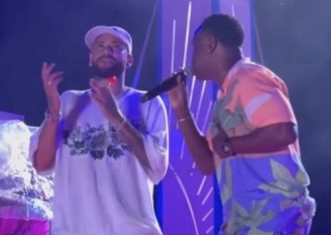 Vídeo: Neymar é vaiado ao subir no palco com Thiaguinho na ‘Tardezinha’