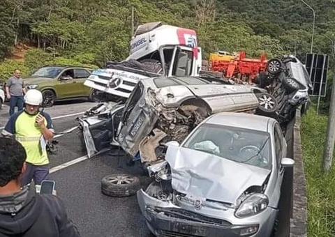 Surfista Theo Fresia tem carro arrastado por caminhão em acidente; vídeo