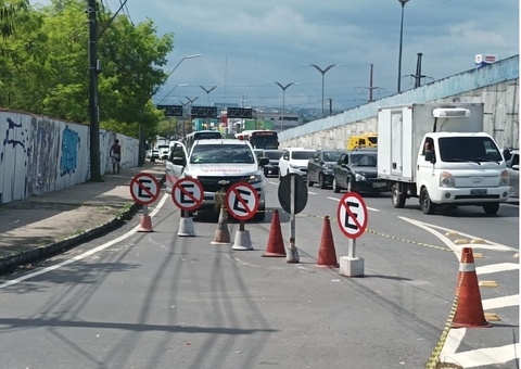 Alça que interliga avenidas é interditada após pista afundar em Manaus