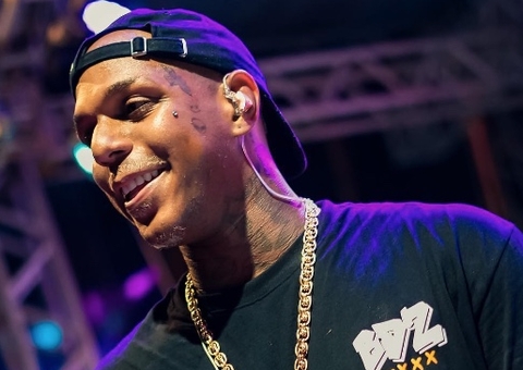 Cantor da banda Oh Polêmico desmaia durante show na Bahia 