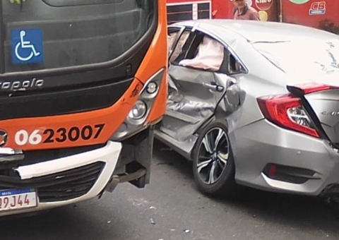 Ônibus leva carro em cruzamento e veículo fica destruído em Manaus