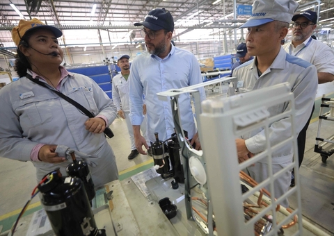 Wilson Lima visita fábrica em Manaus e pede proteção à ZFM na reforma tributária