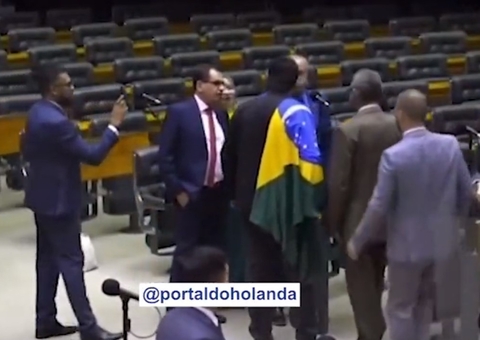 Deputado bolsonarista avança em petista durante discussão na Câmara; Vídeo