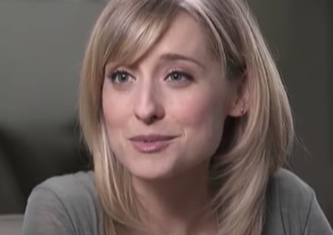 Envolvida em seita sexual, atriz de 'Smallville' deixa a prisão após 2 anos