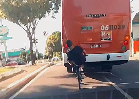 Vídeo: Ciclista é flagrado ‘pegando carona’ na traseira de ônibus em Manaus