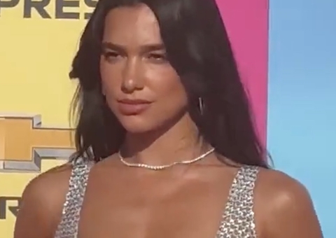 Com look transparente, Dua Lipa deixa seios à mostra na première de Barbie 