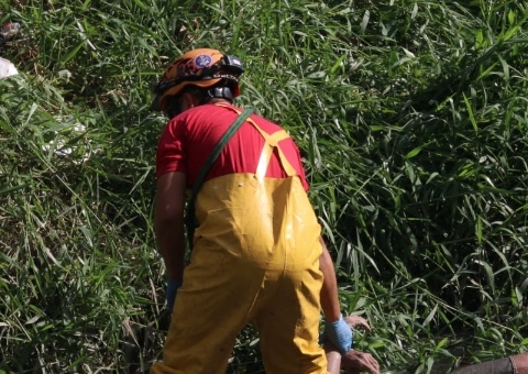 Corpo de homem é achado boiando no igarapé do Mindu em Manaus