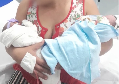 Sem saber de gravidez, mulher dá à luz gêmeas no banheiro e uma delas cai na privada