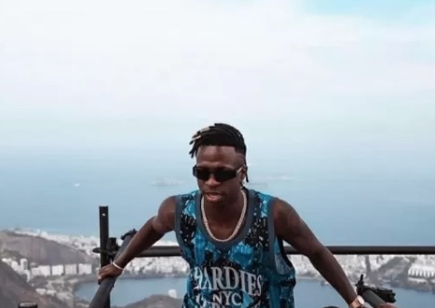 Vini Jr. surge de mãos dadas com cantora mexicana no Cristo Redentor  