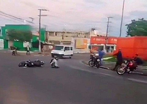 Pista com óleo causa acidentes em sequência em avenida de Manaus; vídeo