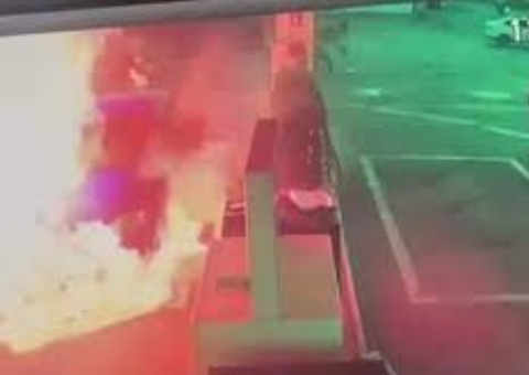 Vídeo: Carro explode enquanto abastece em posto de combustíveis; três mulheres ficam feridas