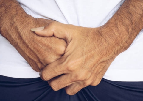 Homem com esquizofrenia corta o próprio pênis e o joga na privada