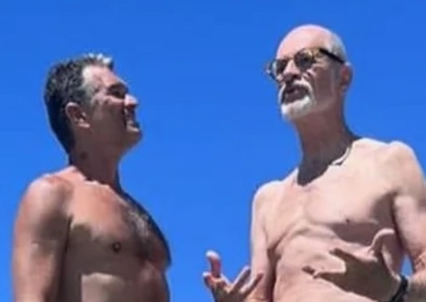 De sunga, Marcos Caruso se diverte com marido em verão português 