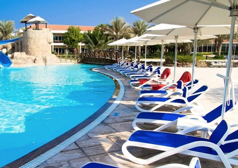 Banhista que se cortou ao utilizar piscina deve ser indenizada por parque aquático