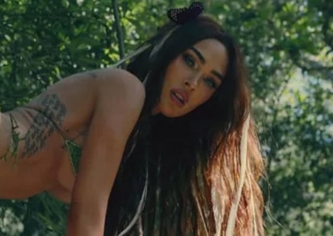 Em cima de árvore, Megan Fox sensualiza de micro fio dental