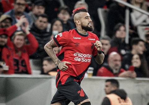 Vidal entra em campo pelo Athletico e alfineta Sampaoli por saída do Flamengo