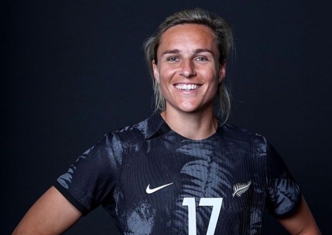 Autora de 1º gol da Copa feminina pintou muro de estádio e é cantora