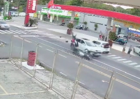 Motociclista e garupa 'voam' sobre carro em acidente em avenida de Manaus; vídeo