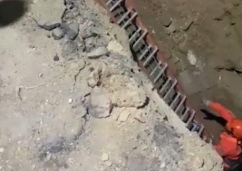 Garoto cai em buraco de 7 metros ao tentar pegar bola durante partida de futebol