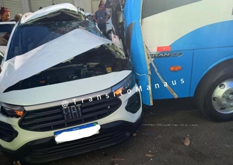 Motorista de carro fica preso às ferragens em acidente com rota em Manaus