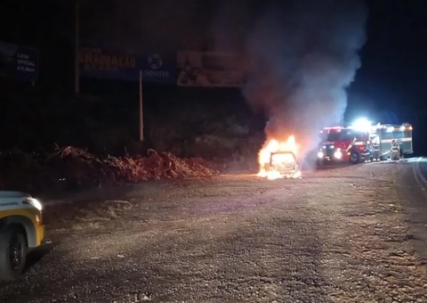 Corpos são encontrados em carro em chamas; sobrevivente estava encharcado com gasolina