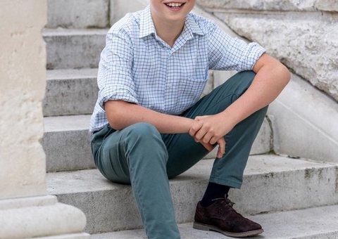 Príncipe George aparece sorridente em foto oficial de aniversário de 10 anos