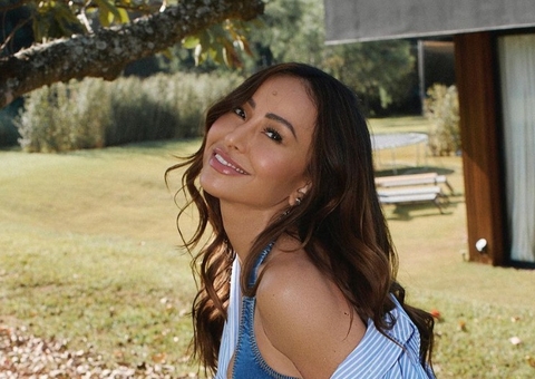 Aos 42, Sabrina Sato faz topless e impressiona com bumbum perfeito 