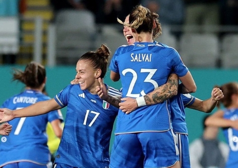 Itália marca no final, vence Argentina e se junta à Suécia na liderança