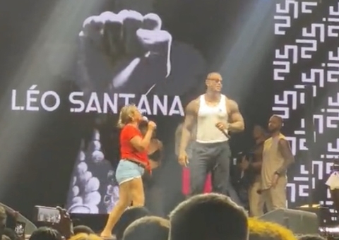 Mulher faz gesto obsceno e é expulsa do palco por Léo Santana em show no Pará