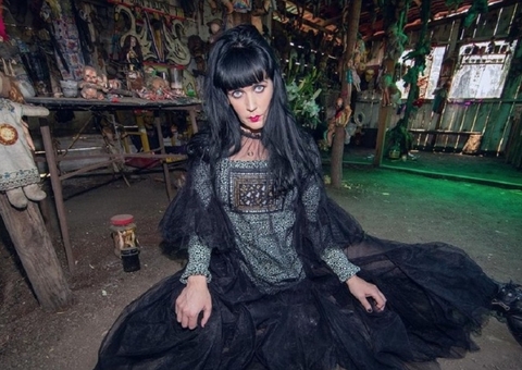 Cantora que se casou com 'fantasma' descobre traição e pede divórcio