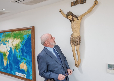 Lula recoloca no gabinete estátua de Jesus Cristo alvo da Lava Jato
