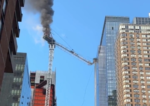 Vídeo: Guindaste pega fogo, despenca e atinge prédio em Nova York