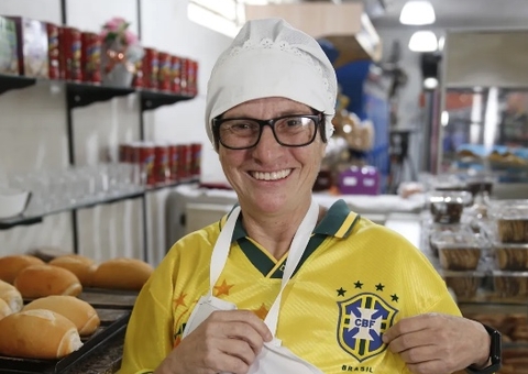 Ex-capitã da seleção brasileira, Cenira vende pão em mercadinho