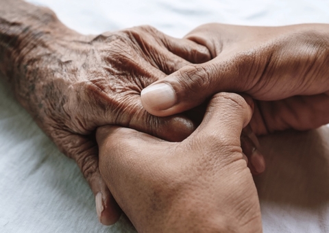 Filha de idoso tem vínculo de emprego negado com irmãos após cuidar do pai doente