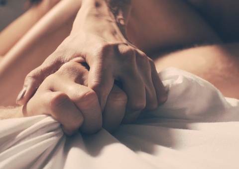 Mulher acusada de fazer sexo no banheiro do trabalho deve ser indenizada