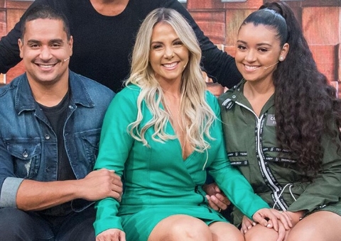 Com beijão, filha de Carla Perez e Xanddy assume namorada