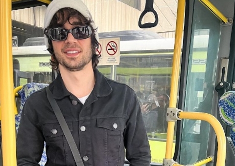 Aos 32, Fiuk anda de ônibus pela primeira vez