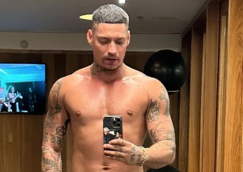 Filipe Ret abaixa short e atiça internautas com virilha à mostra na academia