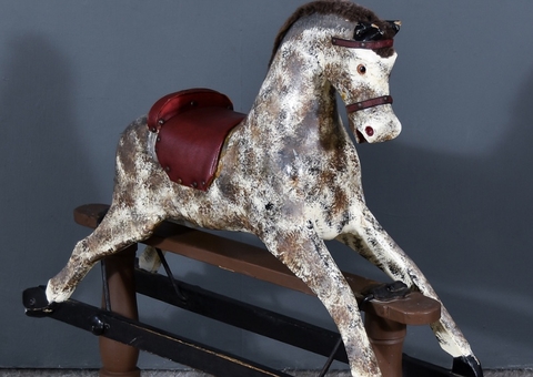 Mulher faz leilão para vender cavalinho de balanço assombrado