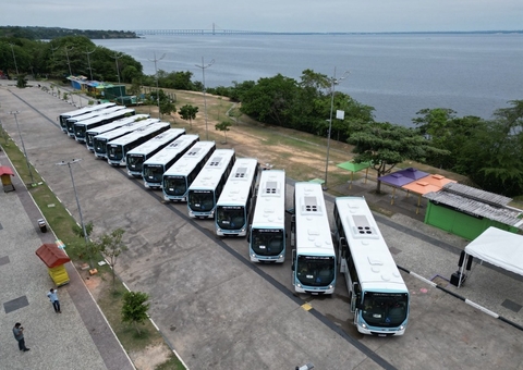 Prefeito entrega 14 novos ônibus e promete mais 100 até o final do ano em Manaus